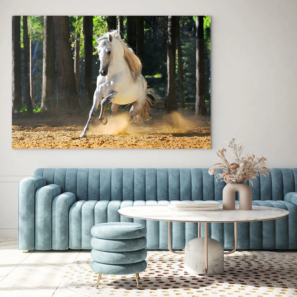 Obraz na skle - Bílý kůň cválá po písčité půdě v lese - 70x50cm - Jako z fantasy románu - Moderní nástěnná dekorace do obývacího pokoje a ložnice ARTTOR