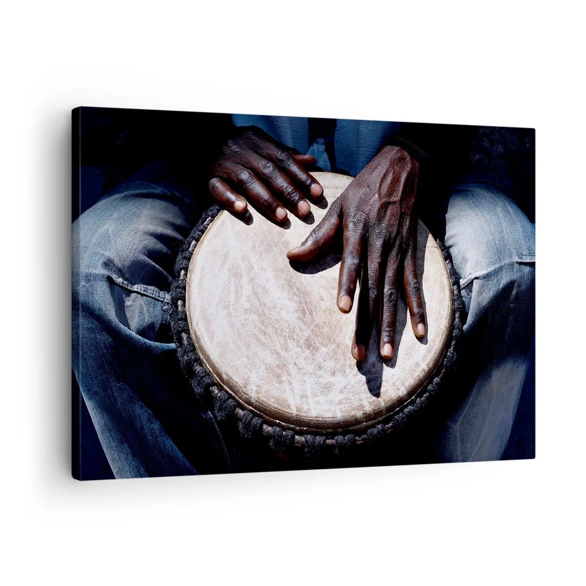 Obraz na plátně - Ruce hrající na buben djembe v dynamické kompozici - 70x50cm - Žijte ve svém rytmu - Moderní nástěnná dekorace do obývacího pokoje a ložnice ARTTOR