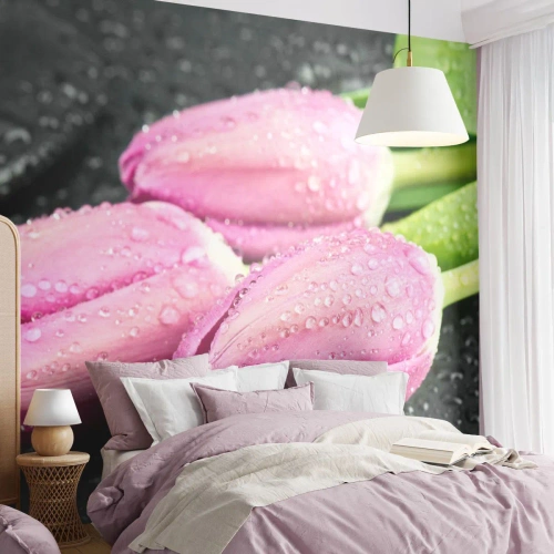 Fototapeta Samolepicí Deluxe Sticker - Liliová trojice na černém kameni - Květiny, tulipány, Kytice květin - 250x175 cm