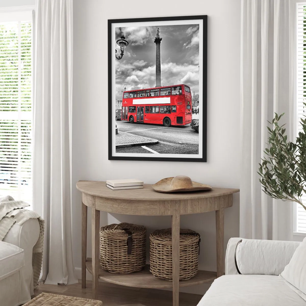 Plakát v černém rámu - Červený autobus na černobílém městském pozadí - 50x70cm - Skutečné krevní řečiště města - Moderní nástěnná dekorace do obývacího pokoje a ložnice ARTTOR