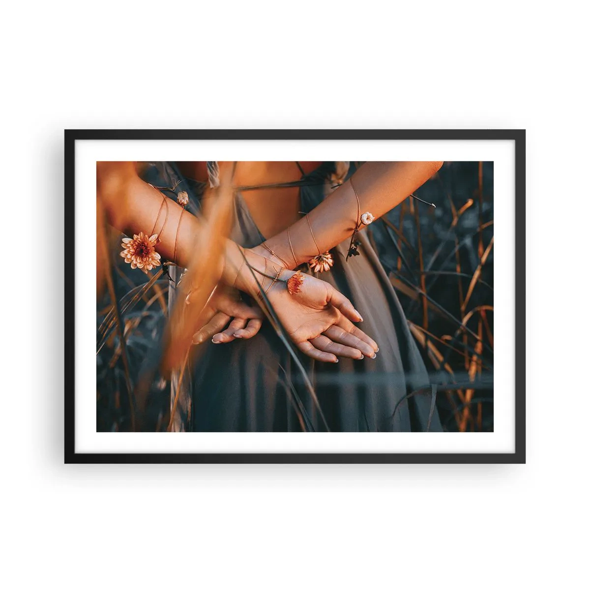Plakát v černém rámu - Propojená s přírodou - 70x50 cm