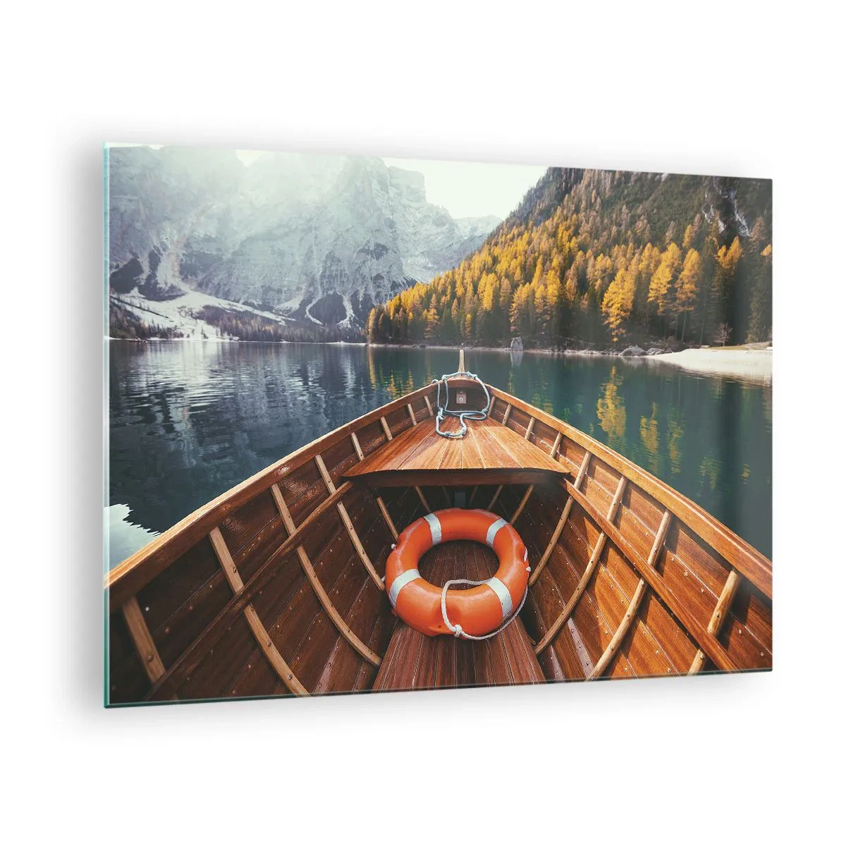 Obraz na skle - Výhled z dřevěné lodi na horské jezero a podzimní les - 70x50cm - Horská túra - Moderní nástěnná dekorace do obývacího pokoje a ložnice ARTTOR
