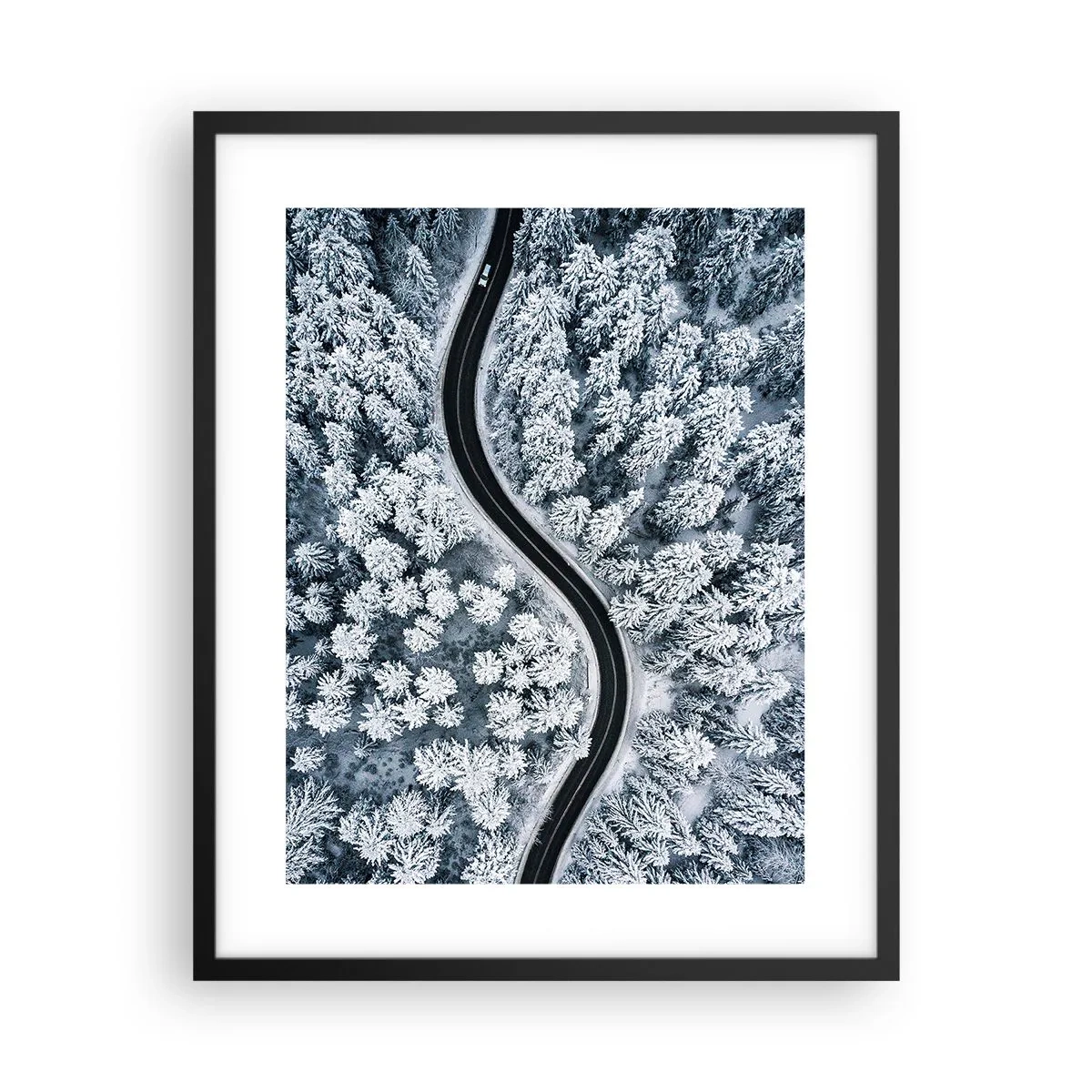 Plakát v černém rámu - Zimním lesem - 40x50 cm