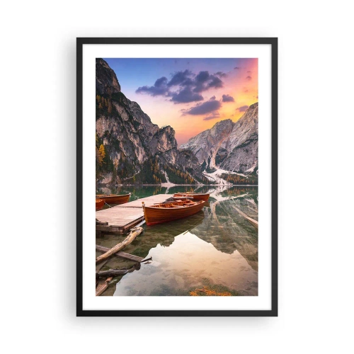 Plakát v černém rámu - Dřevěné lodě na jezeře obklopeném horami při západu slunce - 50x70cm - Slib dne - Moderní nástěnná dekorace do obývacího pokoje a ložnice ARTTOR