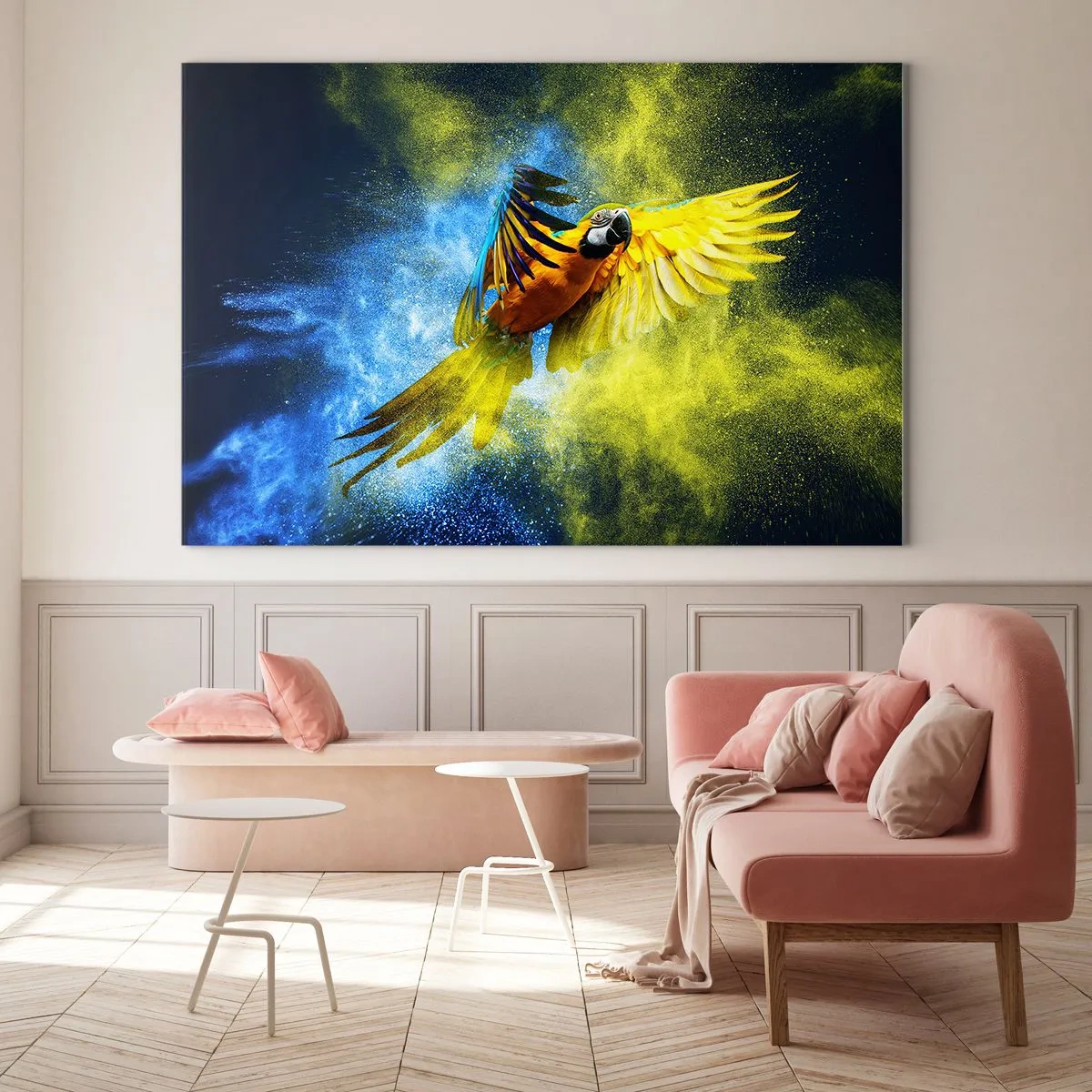 Obraz na skle - Barevný papoušek za letu na žlutém a modrém pozadí - 70x50cm - V modro-zlatém prachu - Moderní nástěnná dekorace do obývacího pokoje a ložnice ARTTOR