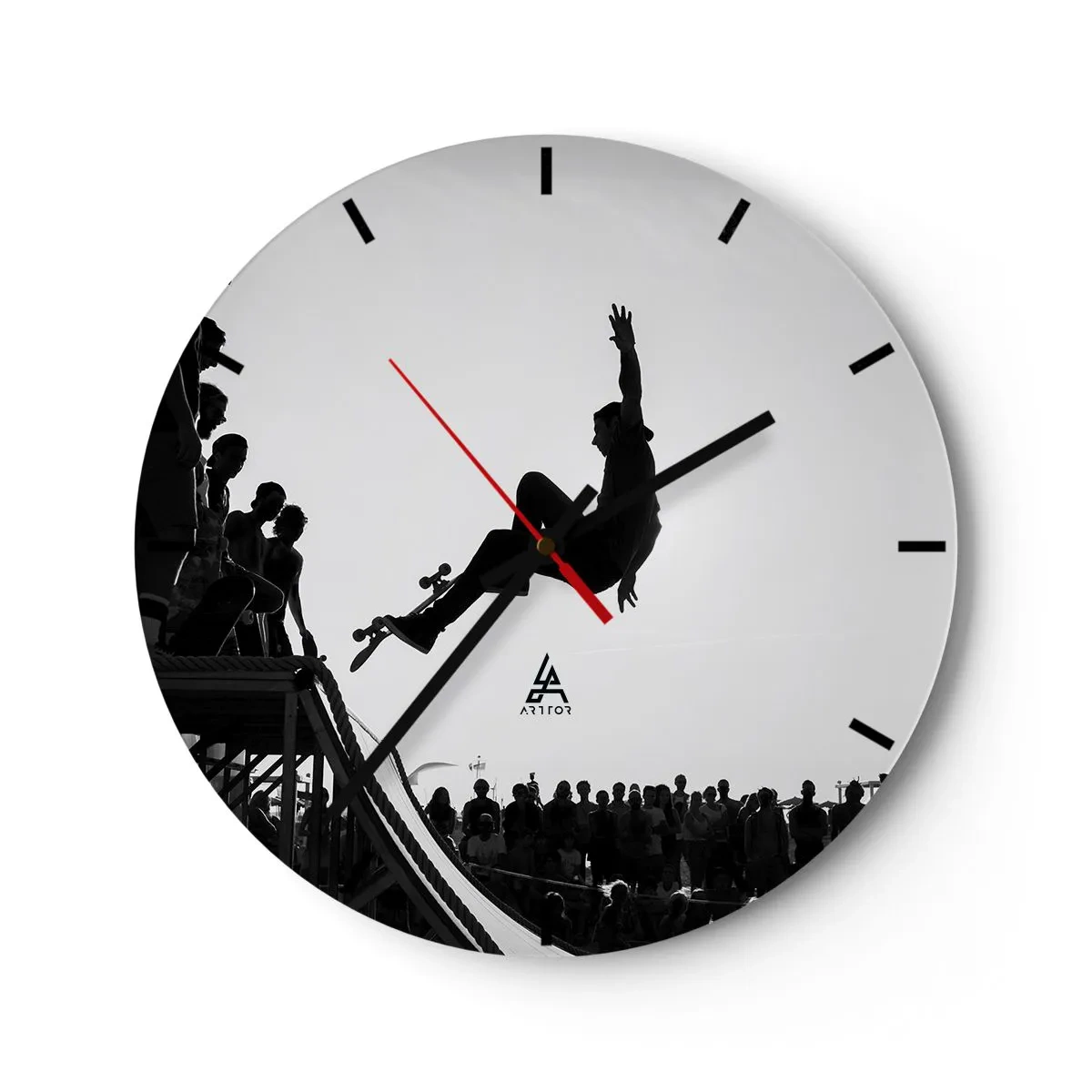 Nástěnné hodiny - Černobílý motiv skateboardisty na rampě v davu lidí - 30x30cm - Hrdinové a diváci - Moderní nástěnná dekorace do obývacího pokoje, kuchyně a ložnice ARTTOR
