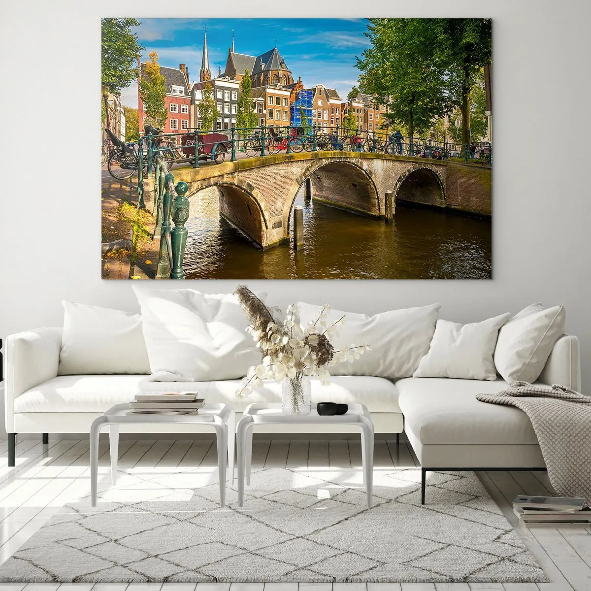 Obraz na skle - Most přes kanál obklopený historickou architekturou a zelení - 70x50cm - Jaro u kanálu - Moderní nástěnná dekorace do obývacího pokoje a ložnice ARTTOR