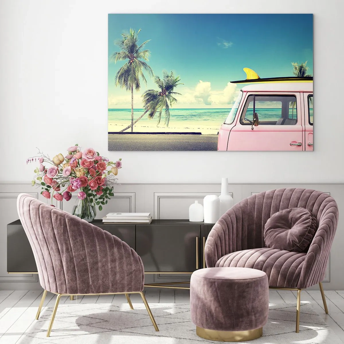 Obraz na skle - Pláž s palmami a růžová retro dodávka u moře - 70x50cm - Prázdniny, je čas začít - Moderní nástěnná dekorace do obývacího pokoje a ložnice ARTTOR