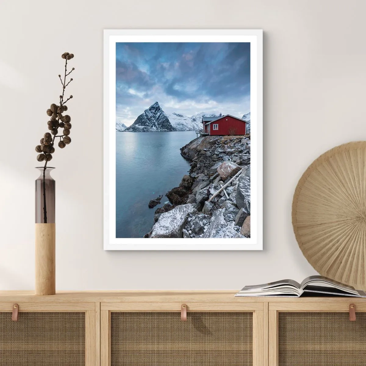 Plakát v bílém rámu - Skandinávské útočiště - 50x70 cm