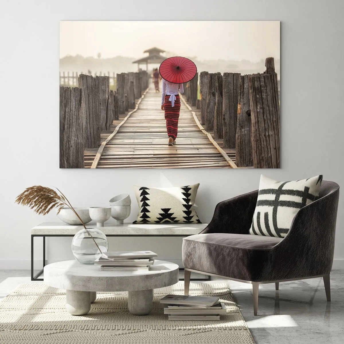 Obraz na skle - Žena s červeným deštníkem na dřevěném mostě - 70x50cm - Na starém mostě - Moderní nástěnná dekorace do obývacího pokoje a ložnice ARTTOR