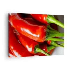 Obraz na plátně - Detailní záběr na červené chilli papričky se zelenými stonky - 70x50cm - Šťavnaté, lesklé, hladké - Moderní nástěnná dekorace do obývacího pokoje a ložnice ARTTOR
