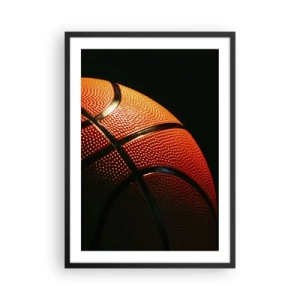 Plakát v černém rámu - Detail basketbalového míče v centru pozornosti - 50x70cm - Krásná jako planeta - Moderní nástěnná dekorace do obývacího pokoje a ložnice ARTTOR