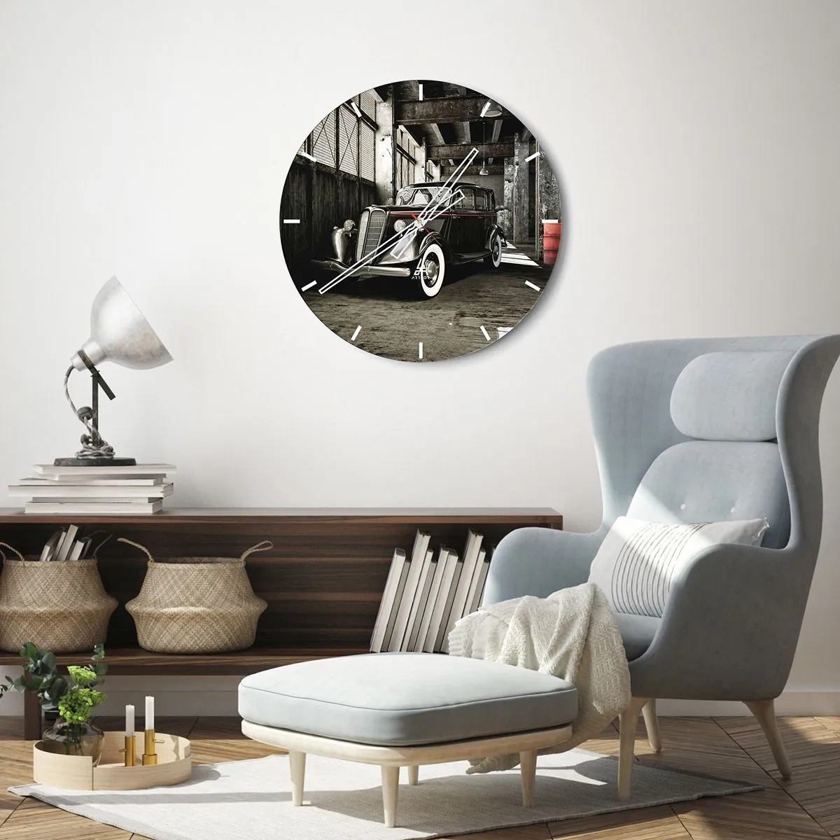 Nástěnné hodiny - Atmosférická garáž s klasickým veteránem - 30x30cm - Nepomíjející elegance 30. let - Moderní nástěnná dekorace do obývacího pokoje, kuchyně a ložnice ARTTOR