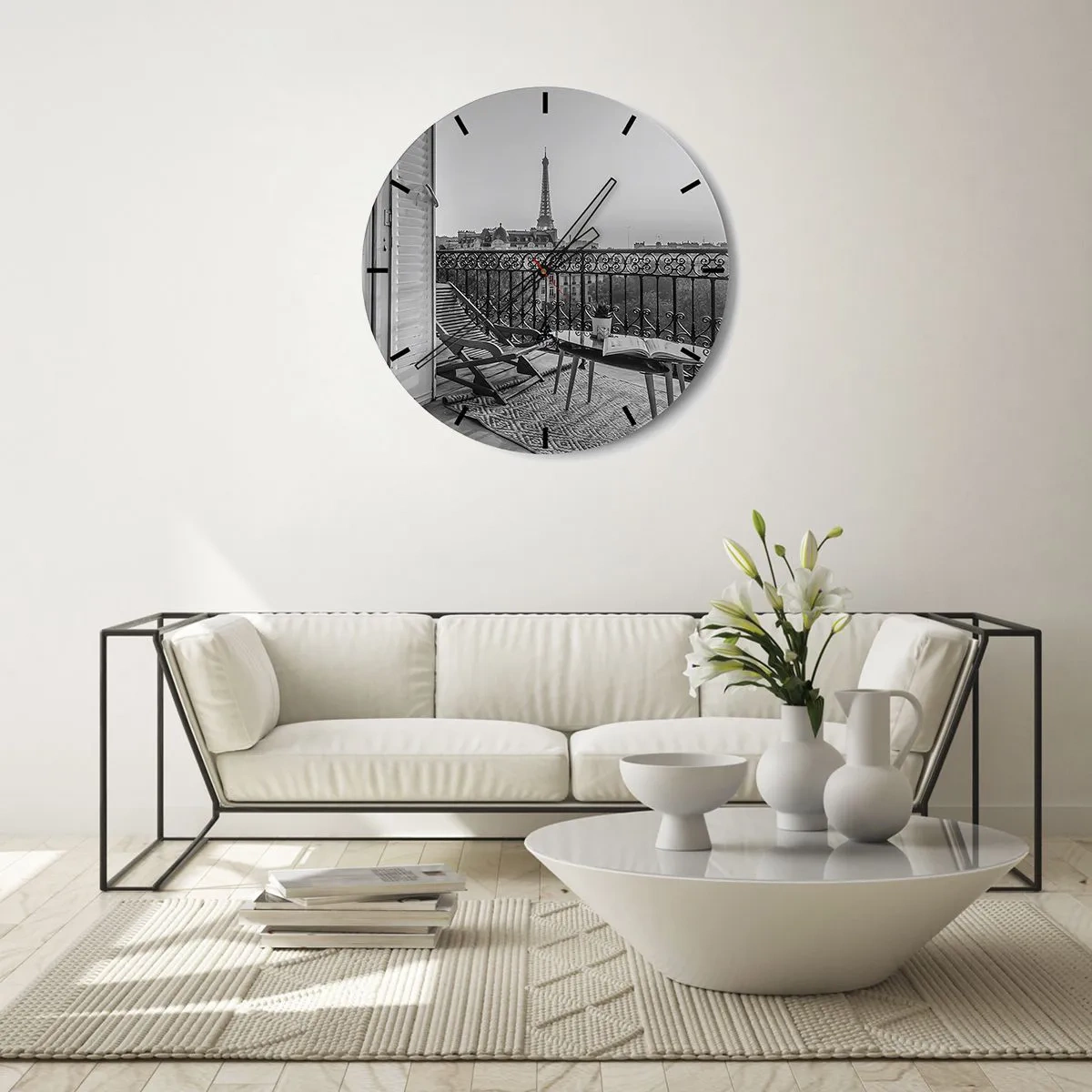 Nástěnné hodiny - Pohled z balkonu Eiffelovy věže v černé a bílé - 30x30cm - Pařížské odpoledne - Moderní nástěnná dekorace do obývacího pokoje, kuchyně a ložnice ARTTOR