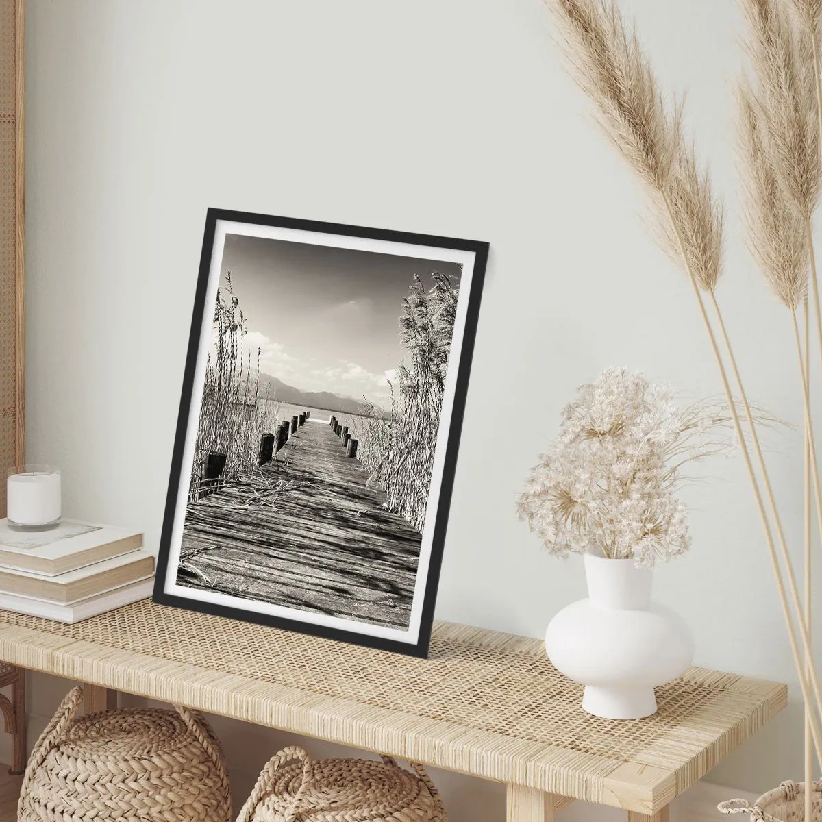 Plakát v černém rámu - Dřevěný most mezi rákosím nad jezerem v sépiovém odstínu - 50x70cm - V ústraní travin - Moderní nástěnná dekorace do obývacího pokoje a ložnice ARTTOR