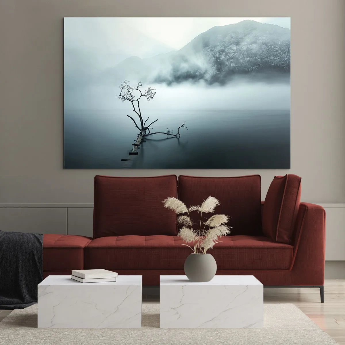 Obraz na skle - Osamělý strom na pozadí hor zahalených v mlze nad vodou - 70x50cm - Z vody a mlhy - Moderní nástěnná dekorace do obývacího pokoje a ložnice ARTTOR