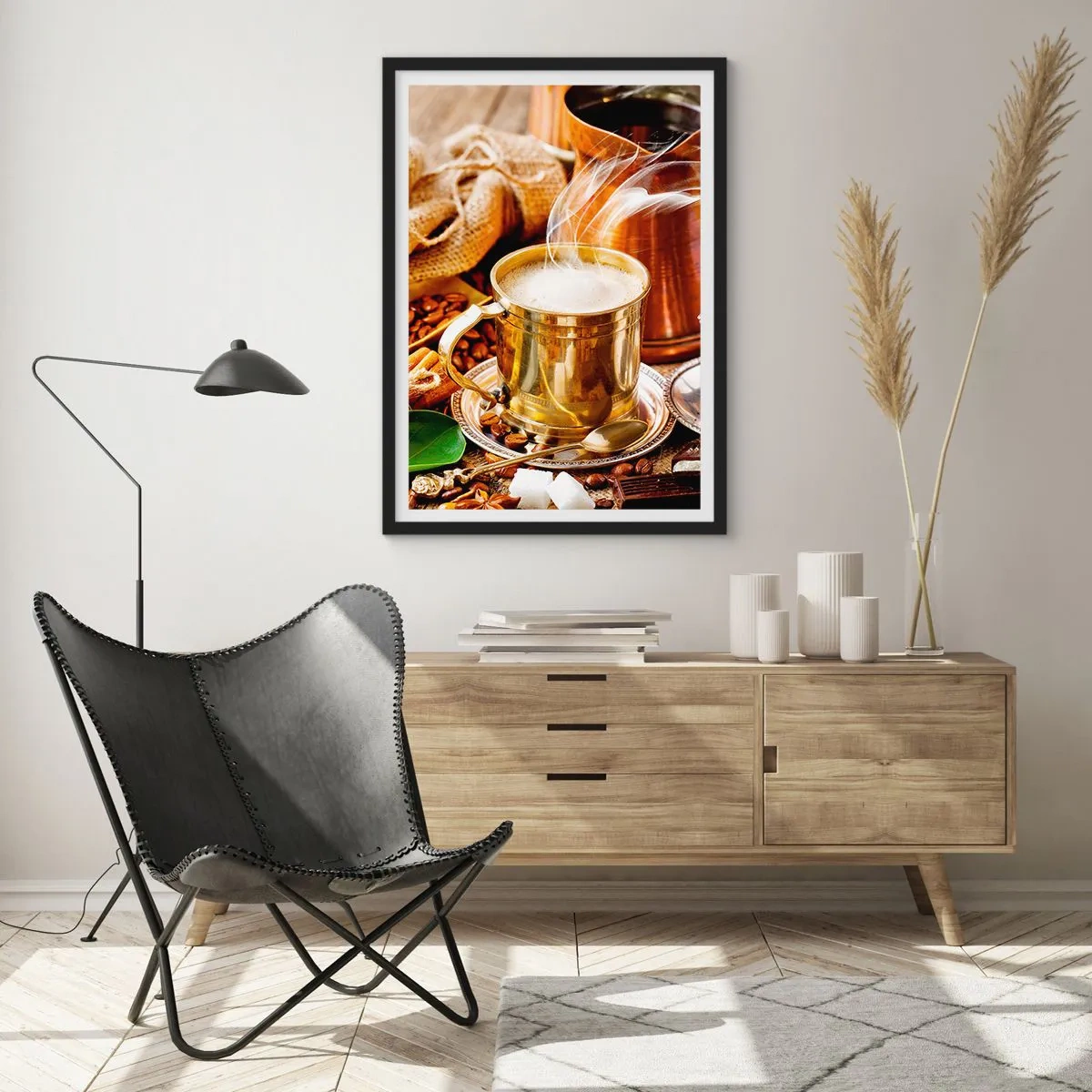 Plakát v černém rámu - Zlatý hrnek s horkou kávou a párou na pozadí kávových zrn. - 50x70cm - Hezký den! - Moderní nástěnná dekorace do obývacího pokoje a ložnice ARTTOR