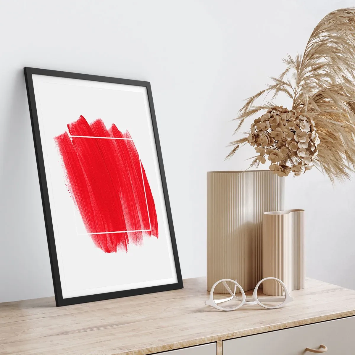 Plakát v černém rámu - Červený štětec s bílým obrysem v minimalistickém stylu - 50x70cm - Mimo rám - Moderní nástěnná dekorace do obývacího pokoje a ložnice ARTTOR