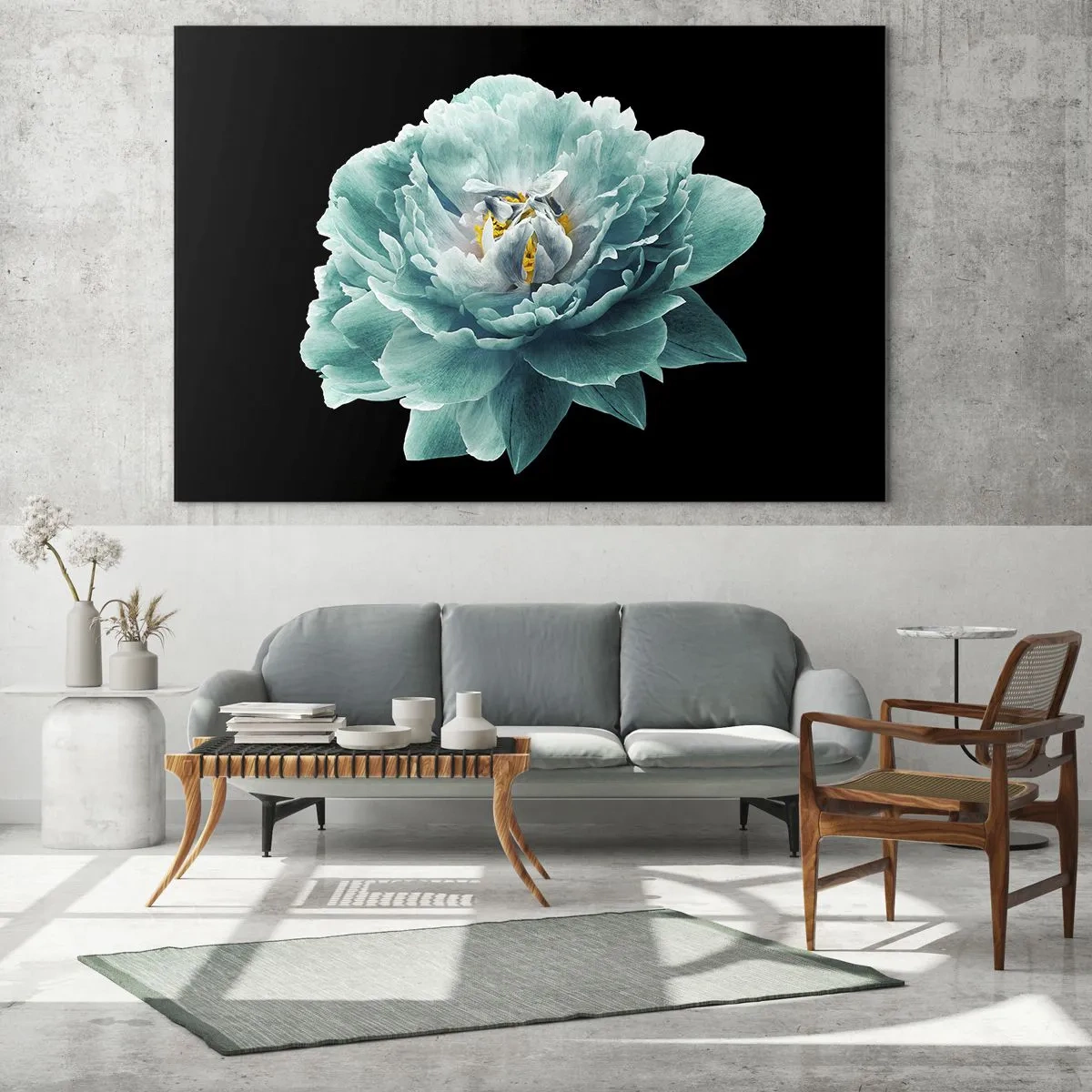 Obraz na skle - Tyrkysový květ se žlutým středem na černém pozadí v okouzlujícím stylu. - 70x50cm - Modré a zlaté okvětní lístky - Moderní nástěnná dekorace do obývacího pokoje a ložnice ARTTOR