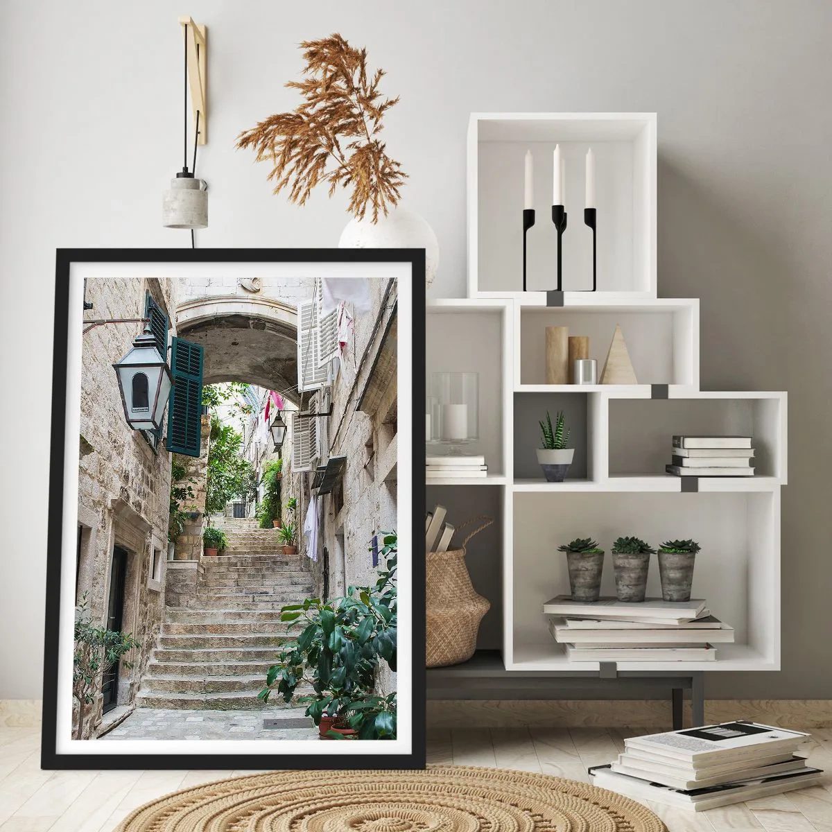 Plakát v černém rámu - Malebná kamenná ulice se schody a vegetací - 50x70cm - Okouzlující ulička - Moderní nástěnná dekorace do obývacího pokoje a ložnice ARTTOR
