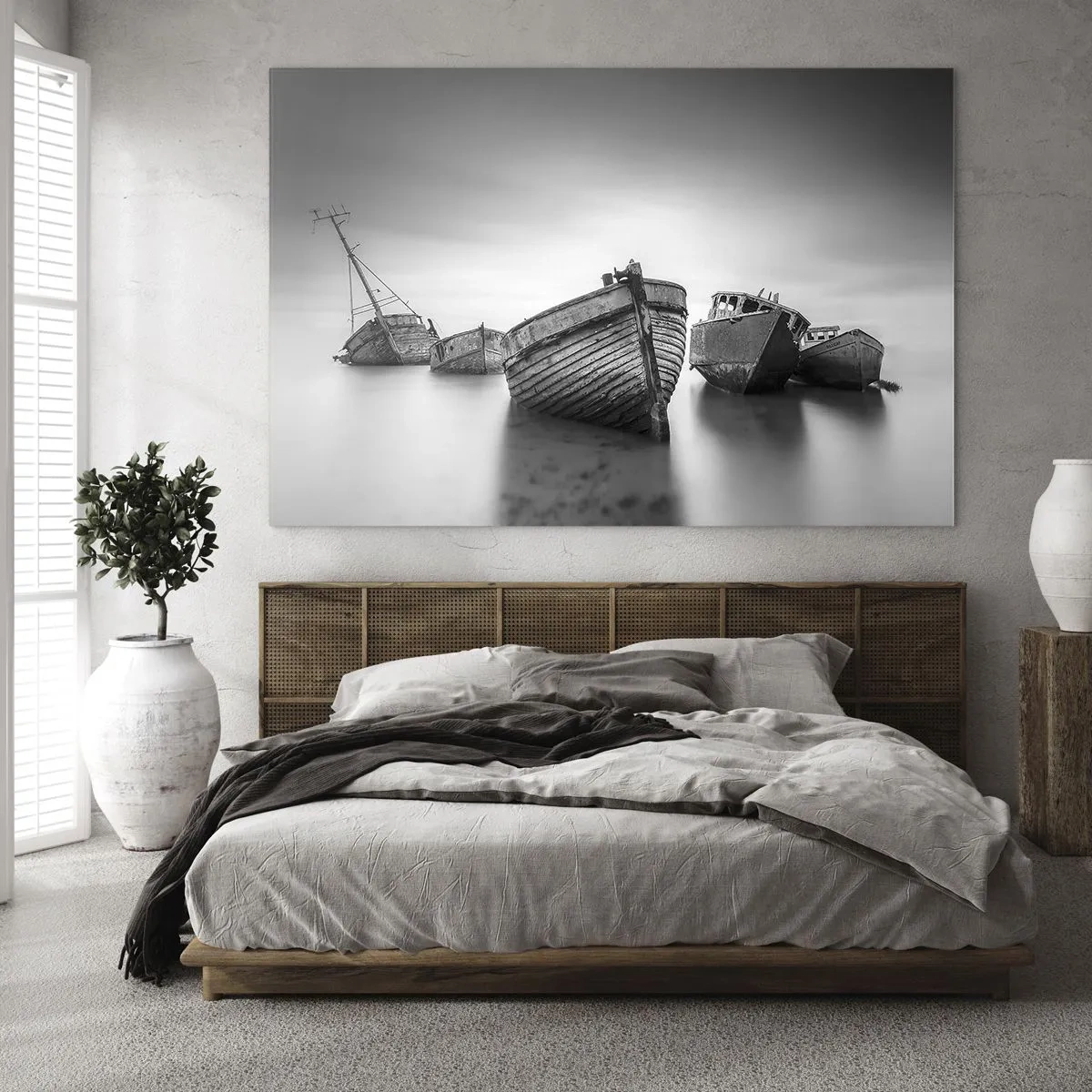 Obraz na skle - Opuštěné lodě na klidné vodě v černé a bílé - 70x50cm - Teď už jen vzpomínky… - Moderní nástěnná dekorace do obývacího pokoje a ložnice ARTTOR