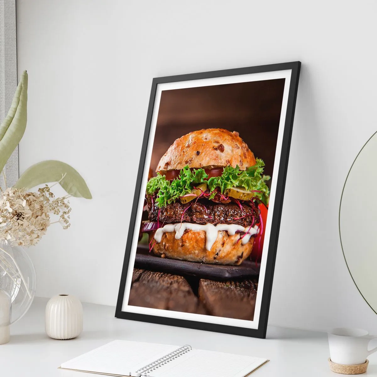 Plakát v černém rámu - Chutný burger se zeleninou a omáčkou - 50x70cm - American dream - Moderní nástěnná dekorace do obývacího pokoje a ložnice ARTTOR