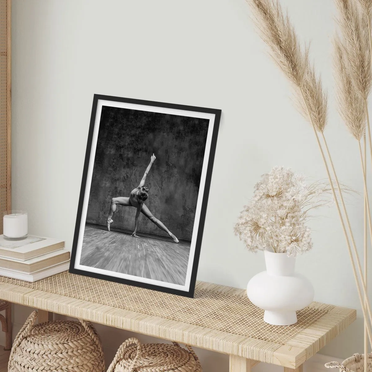 Plakát v černém rámu - Černobílá baletka v dynamické póze u surové zdi. - 50x70cm - Ideál rovnováhy - Moderní nástěnná dekorace do obývacího pokoje a ložnice ARTTOR