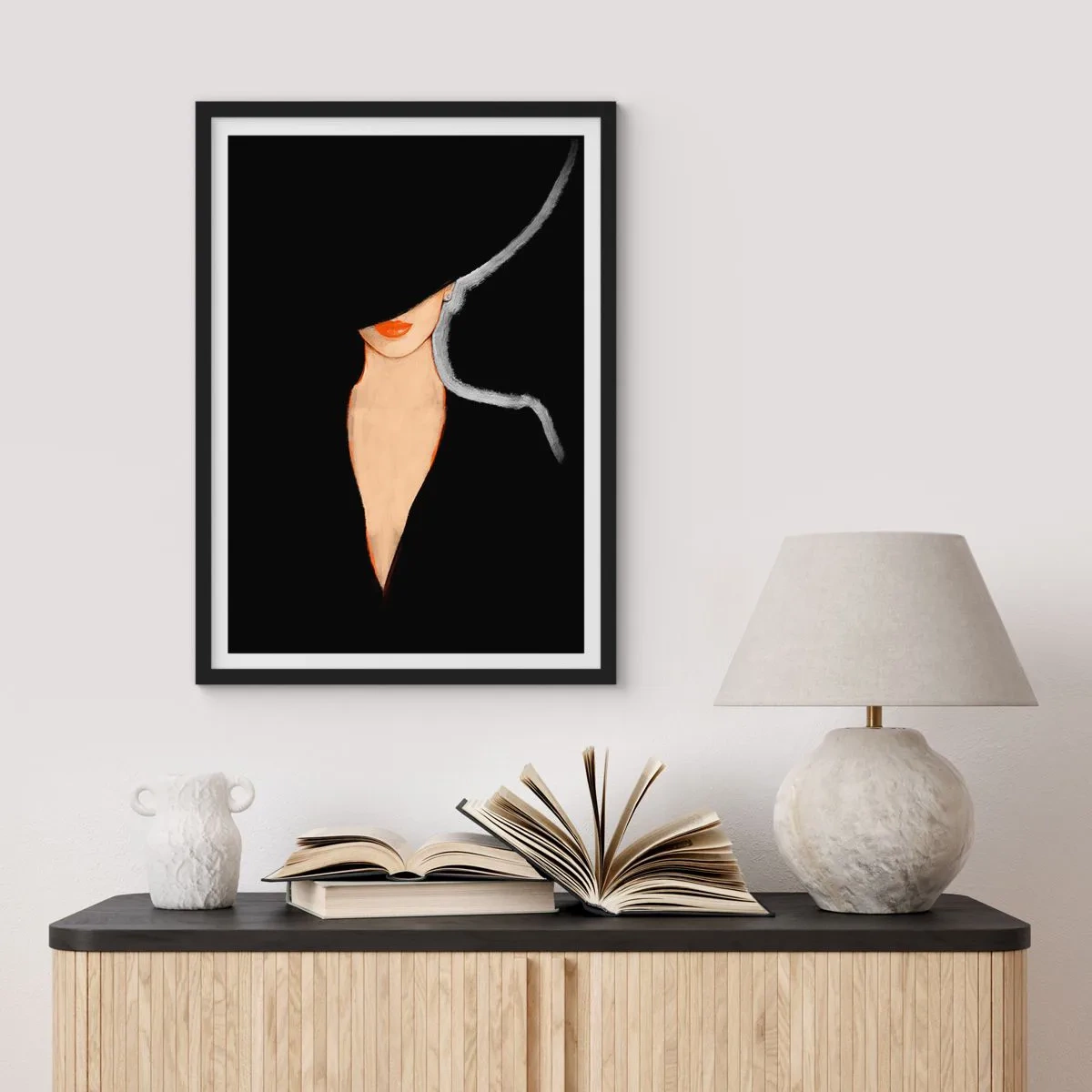 Plakát v černém rámu - Žena v klobouku s červenými rty na černém pozadí - 50x70cm - Elegance a styl - Moderní nástěnná dekorace do obývacího pokoje a ložnice ARTTOR
