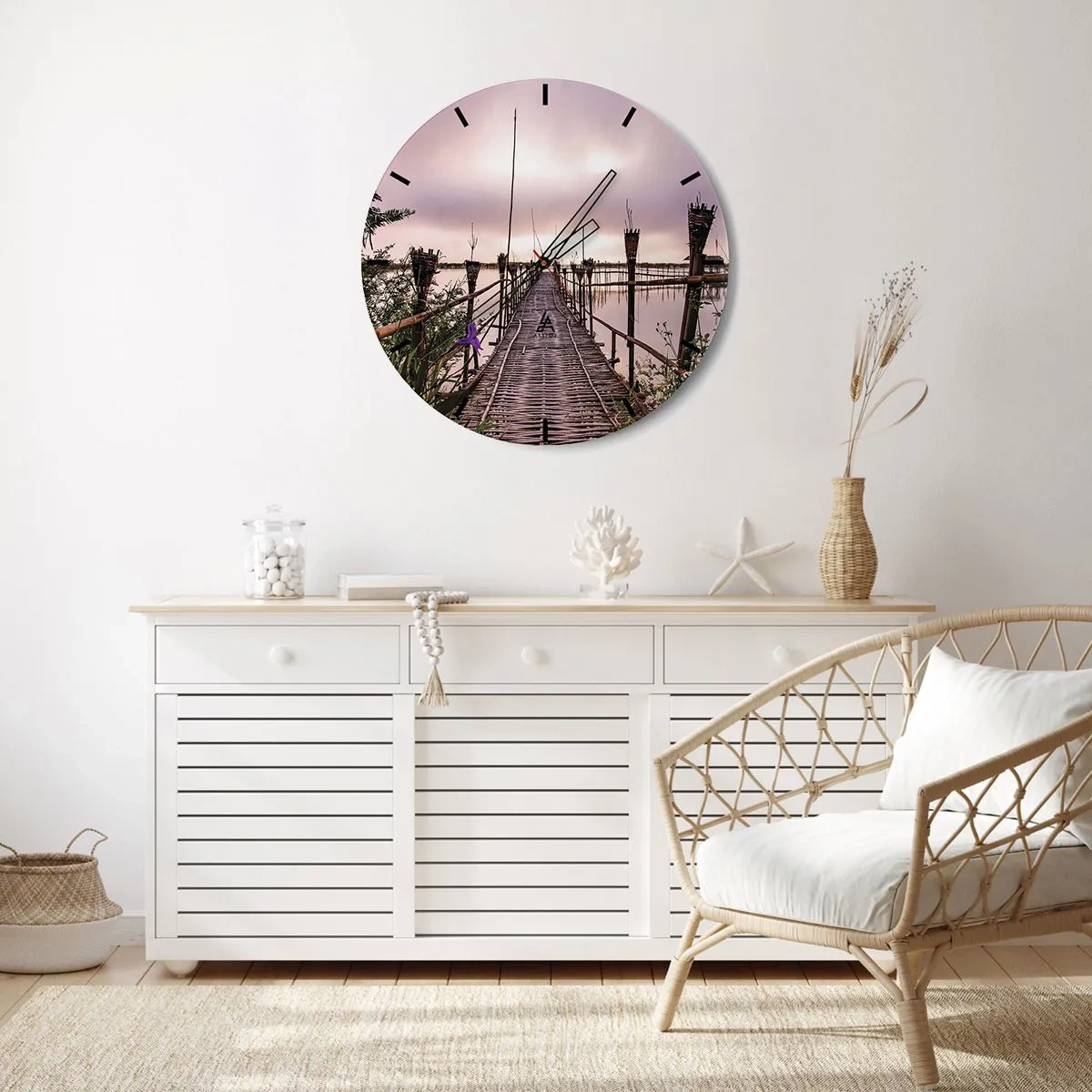 Nástěnné hodiny - Bambusový most vedoucí do hlubin klidného jezera - 30x30cm - Klid a pohoda Asie - Moderní nástěnná dekorace do obývacího pokoje, kuchyně a ložnice ARTTOR