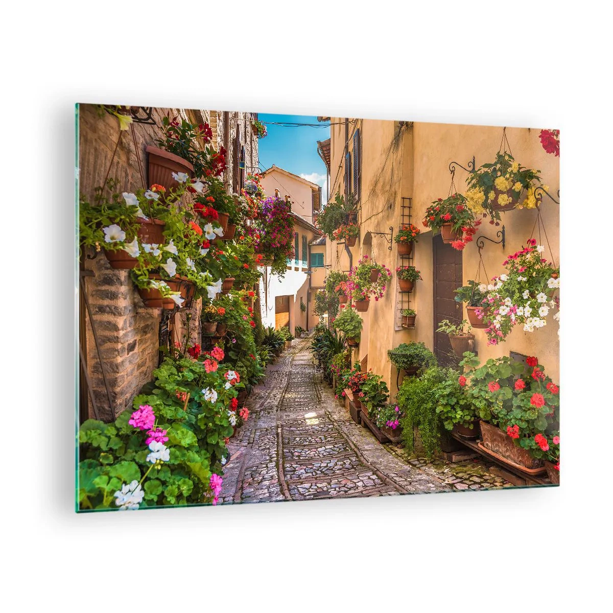 Obraz na skle - Okouzlující italská ulička s květinami v květináčích a dlážděnou ulicí - 70x50cm - Italské zákoutí - Moderní nástěnná dekorace do obývacího pokoje a ložnice ARTTOR