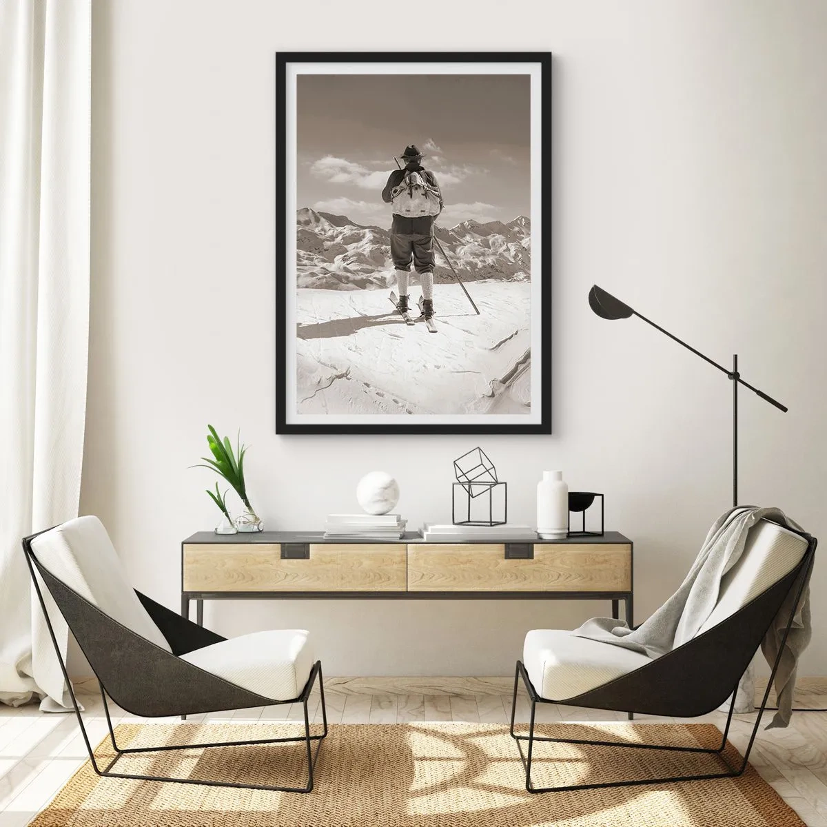 Plakát v černém rámu - Lyžař v retro stylu s horami v pozadí - 50x70cm - Stejné hory - Moderní nástěnná dekorace do obývacího pokoje a ložnice ARTTOR