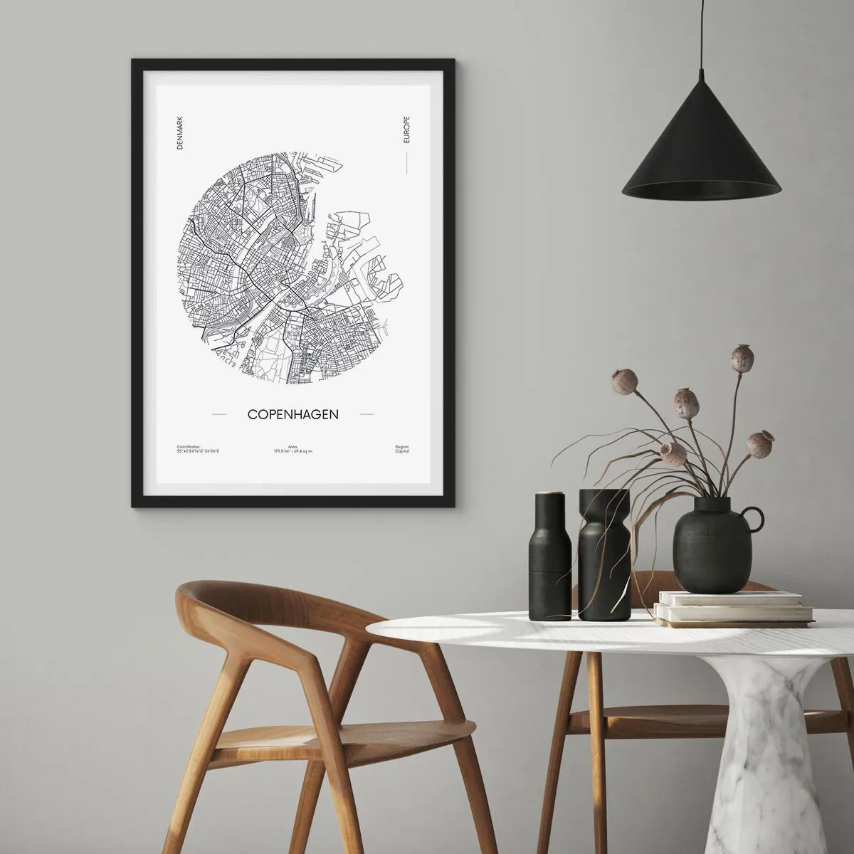 Plakát v černém rámu - Minimalistická mapa Kodaně v černé a bílé barvě. - 50x70cm - Anatomie Kodaně - Moderní nástěnná dekorace do obývacího pokoje a ložnice ARTTOR