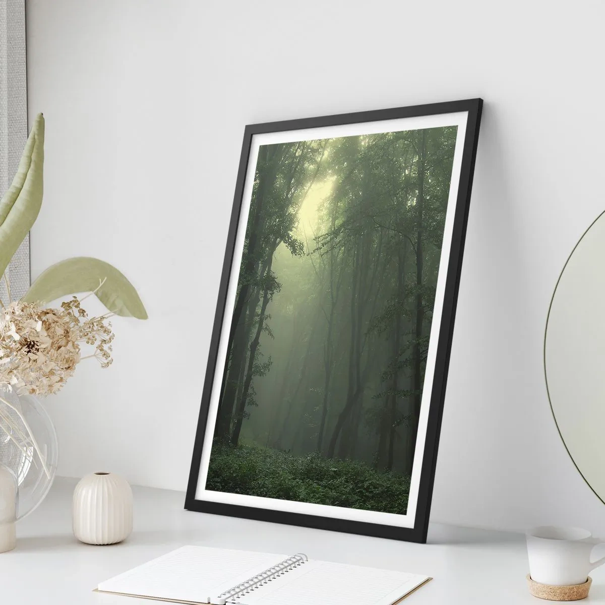 Plakát v černém rámu - Mlžné stromy v zeleném lese - 50x70cm - Než se probudí - Moderní nástěnná dekorace do obývacího pokoje a ložnice ARTTOR