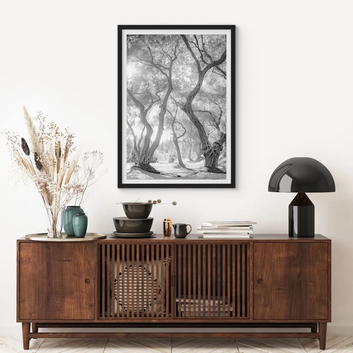 Plakát v černém rámu - Černobílá fotografie klikatých stromů na slunci - 50x70cm - V olivovém háji - Moderní nástěnná dekorace do obývacího pokoje a ložnice ARTTOR