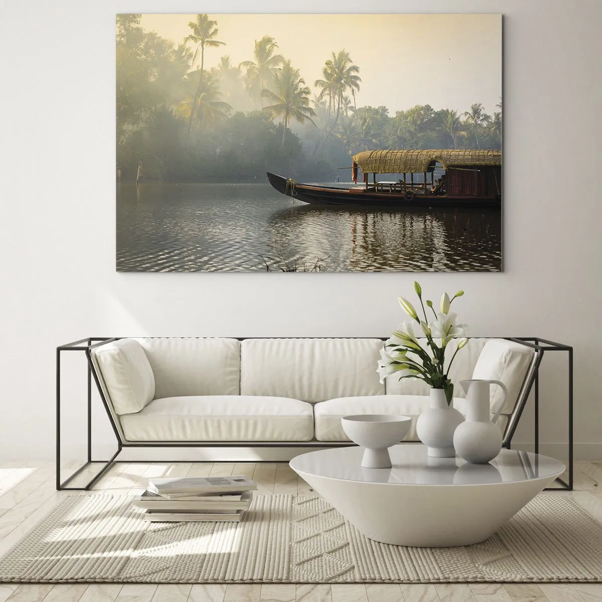 Obraz na skle - Loď na klidné řece obklopené palmami ráno - 70x50cm - Dům na řece - Moderní nástěnná dekorace do obývacího pokoje a ložnice ARTTOR