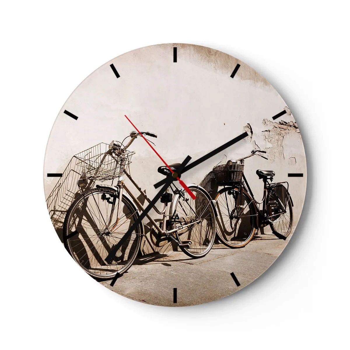 Nástěnné hodiny - Kola v retro stylu u zdi - 30x30cm - Nezapomenutelné kouzlo minulosti - Moderní nástěnná dekorace do obývacího pokoje, kuchyně a ložnice ARTTOR