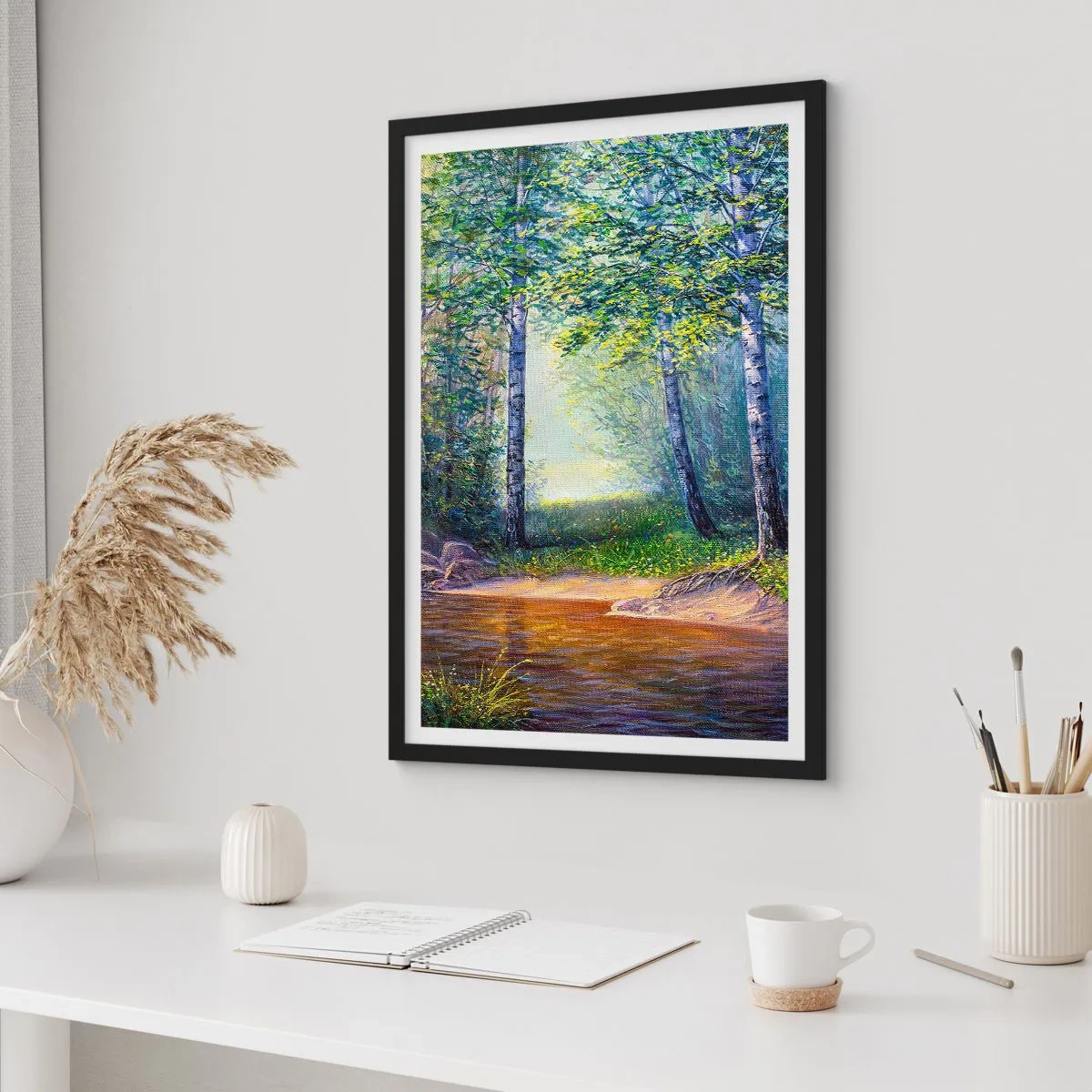 Plakát v černém rámu - Lesní mýtina s břízami a potokem v paprscích slunce - 50x70cm - Scénář selanky - Moderní nástěnná dekorace do obývacího pokoje a ložnice ARTTOR