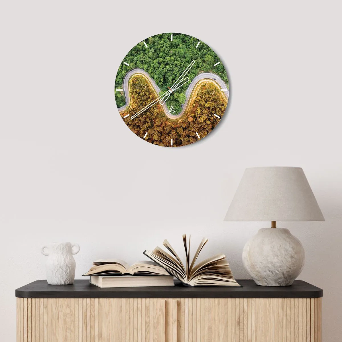 Nástěnné hodiny - Klikatá asfaltová silnice protínající les shora - 30x30cm - Hranice a průlomy - Moderní nástěnná dekorace do obývacího pokoje, kuchyně a ložnice ARTTOR