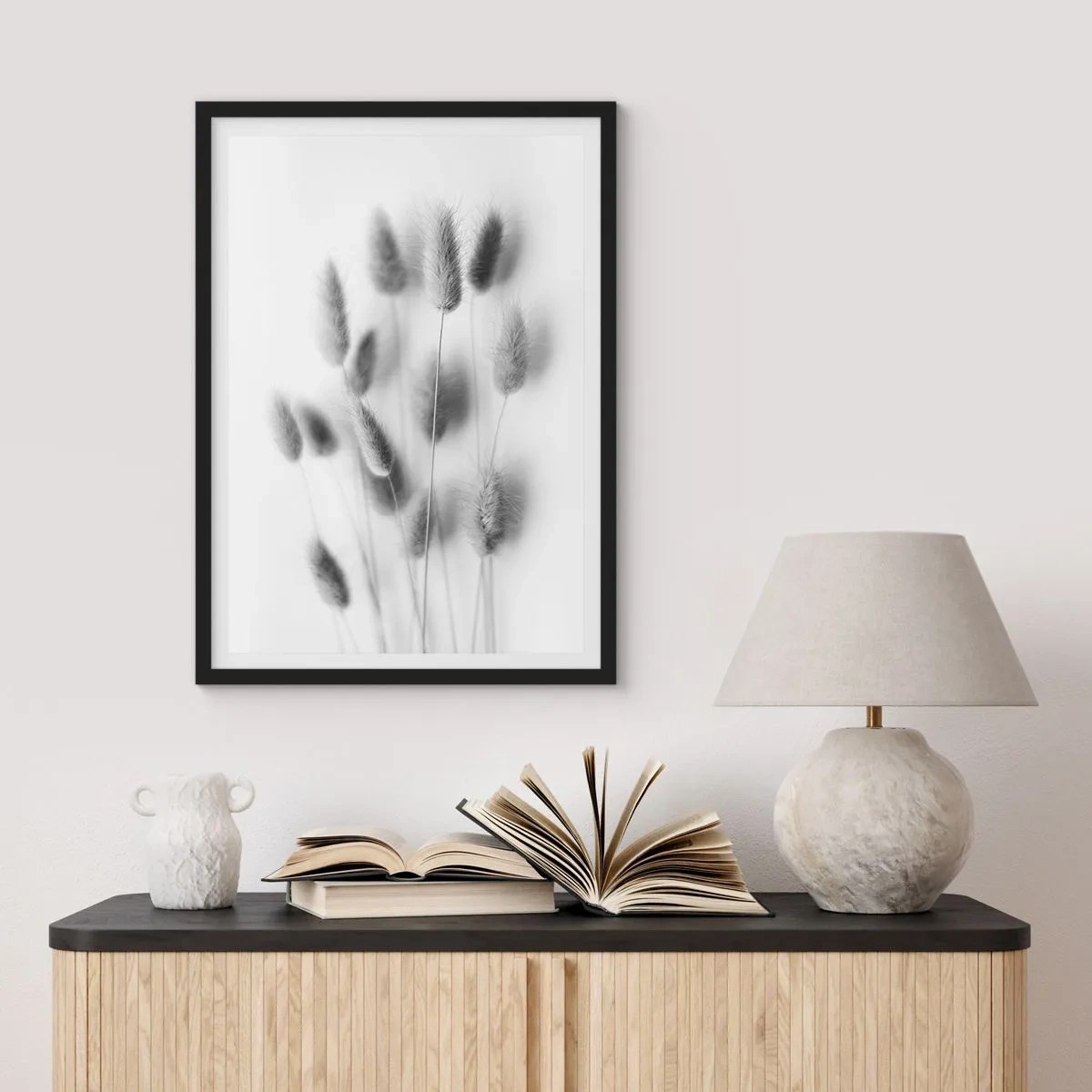 Plakát v černém rámu - Černé a bílé nadýchané klasy trávy - 50x70cm - Její načechranost tráva - Moderní nástěnná dekorace do obývacího pokoje a ložnice ARTTOR