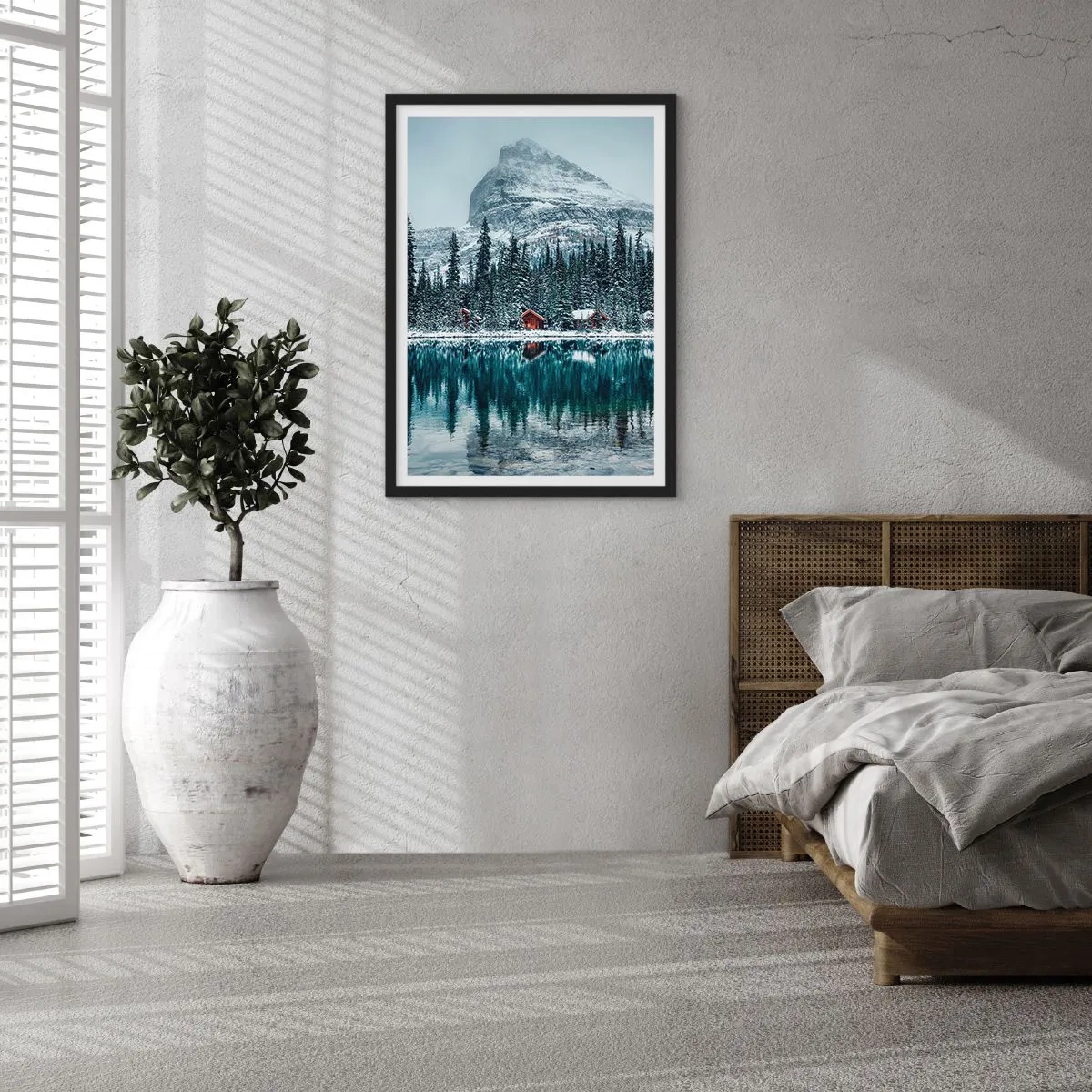 Plakát v černém rámu - Zimní krajina s chatkami u jezera a horou v pozadí - 50x70cm - Kanadské útočiště - Moderní nástěnná dekorace do obývacího pokoje a ložnice ARTTOR