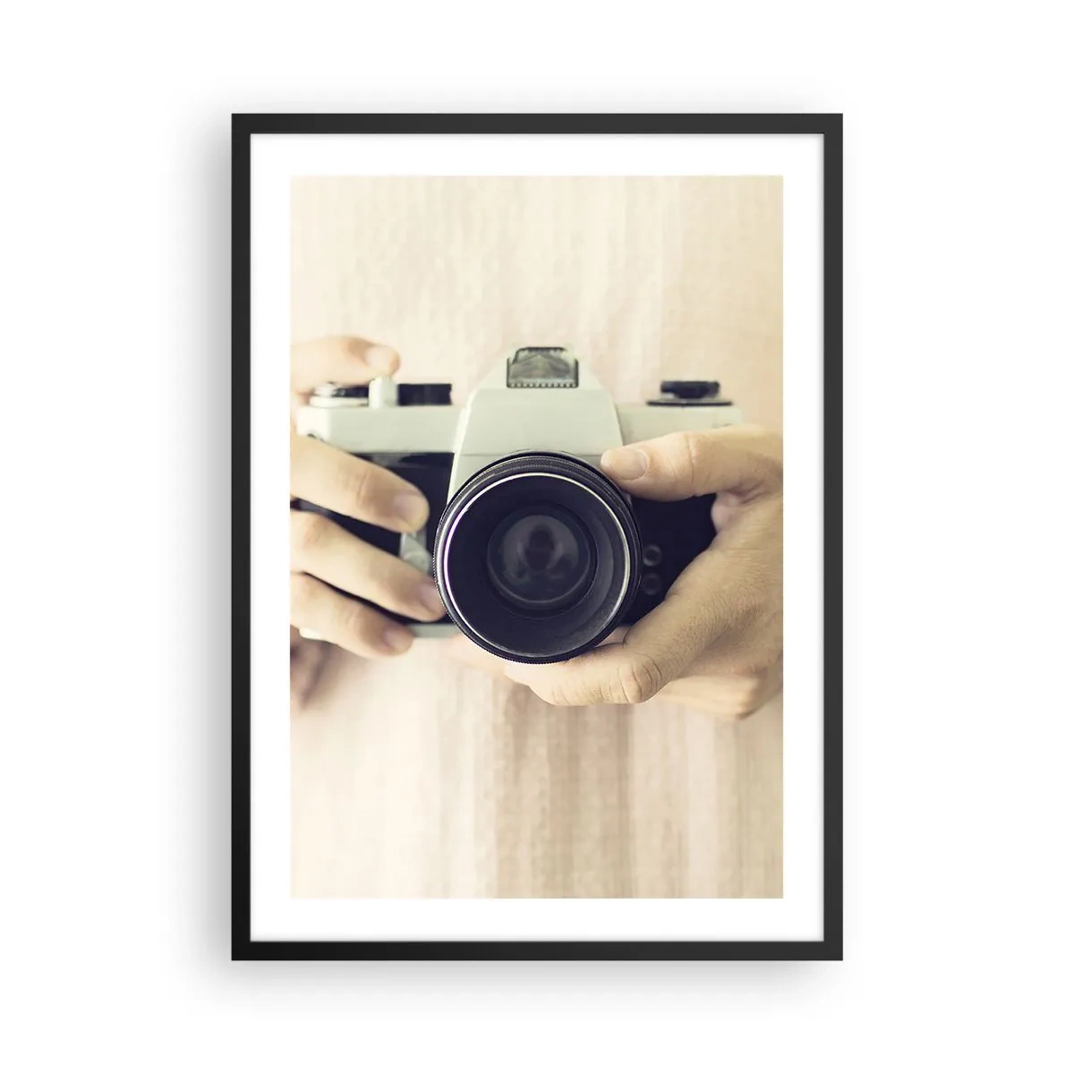 Plakát v černém rámu - Ruce držící klasický fotoaparát - 50x70cm - Pro více informací… - Moderní nástěnná dekorace do obývacího pokoje a ložnice ARTTOR