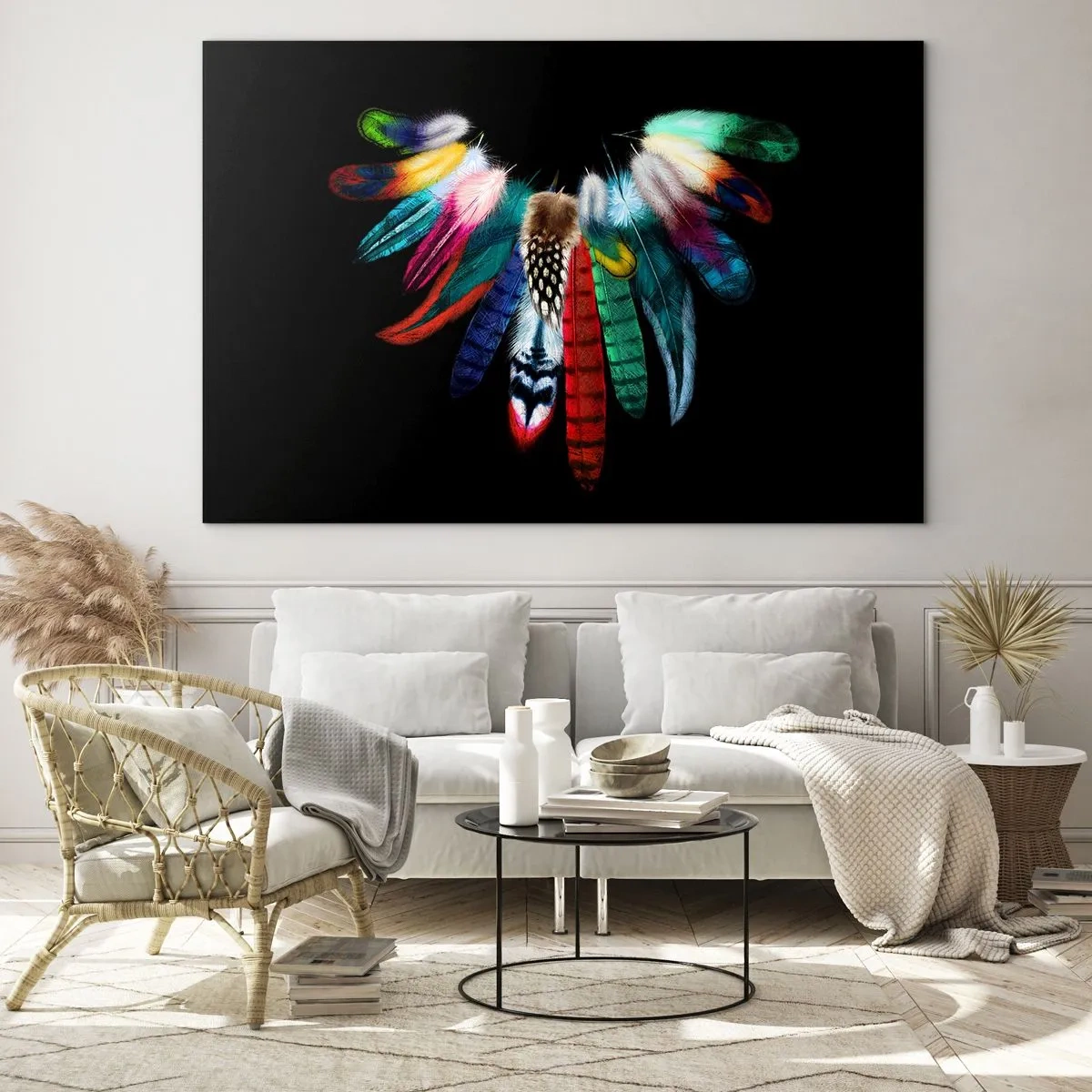Obraz na skle - Barevné peří uspořádané v křídlech na černém pozadí - 70x50cm - Indiánský náhrdelník - Moderní nástěnná dekorace do obývacího pokoje a ložnice ARTTOR