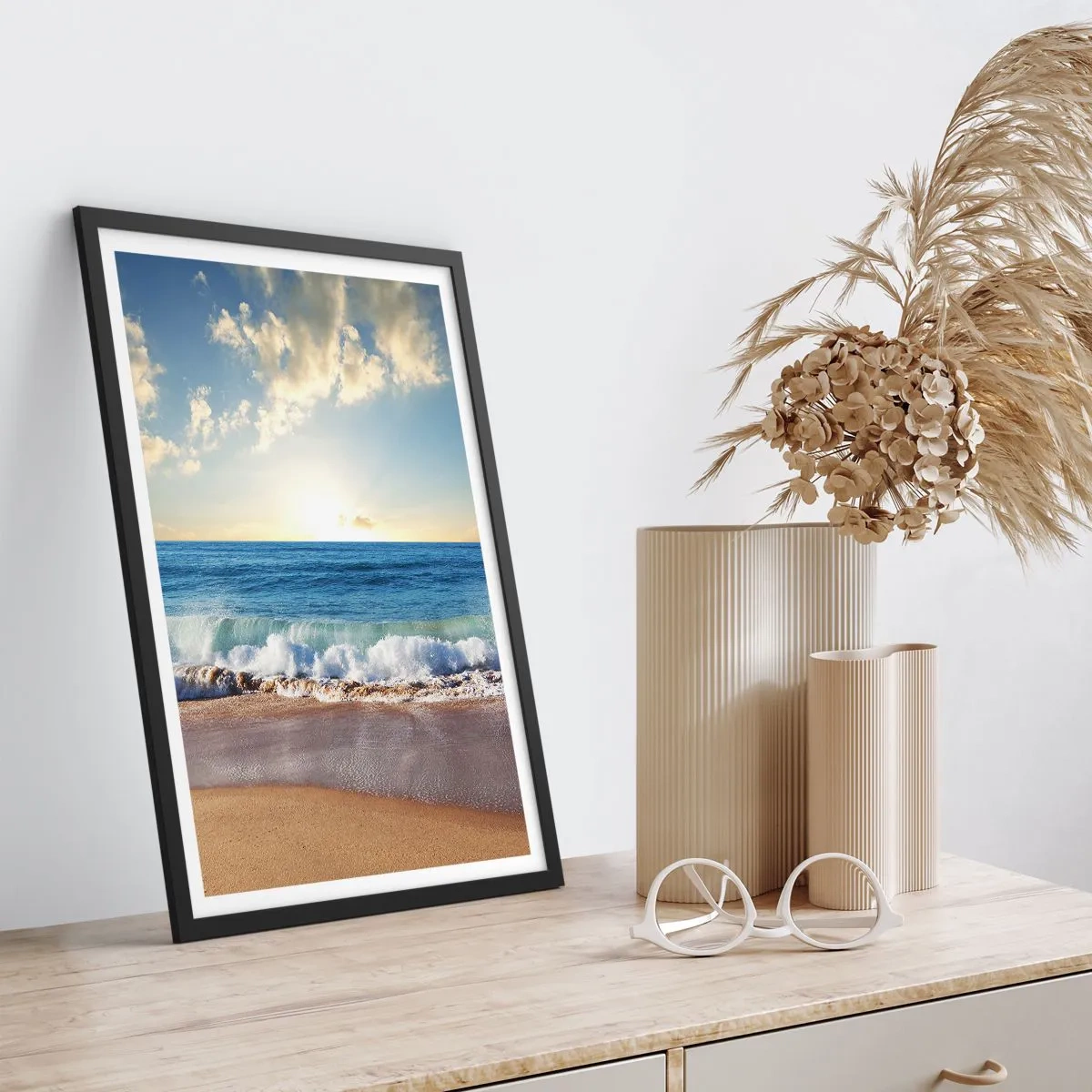Plakát v černém rámu - Pláž s vlnami a slunečným horizontem - 50x70cm - Pohyb a nehybnost zároveň - Moderní nástěnná dekorace do obývacího pokoje a ložnice ARTTOR