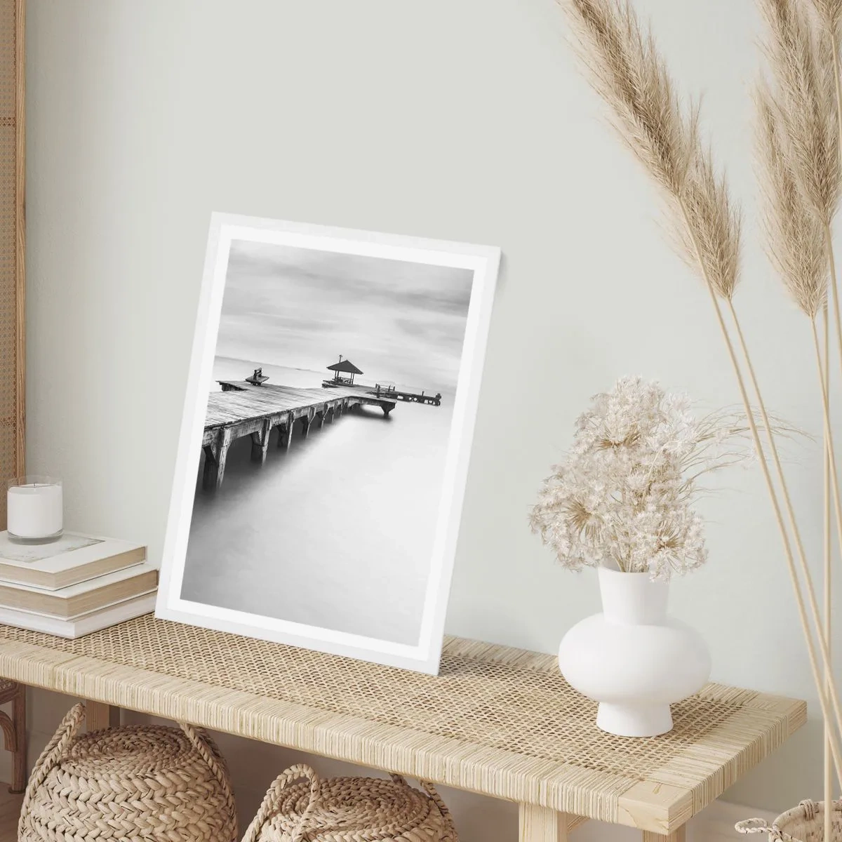 Plakát v bílém rámu - Daleko od nás - 30x40 cm