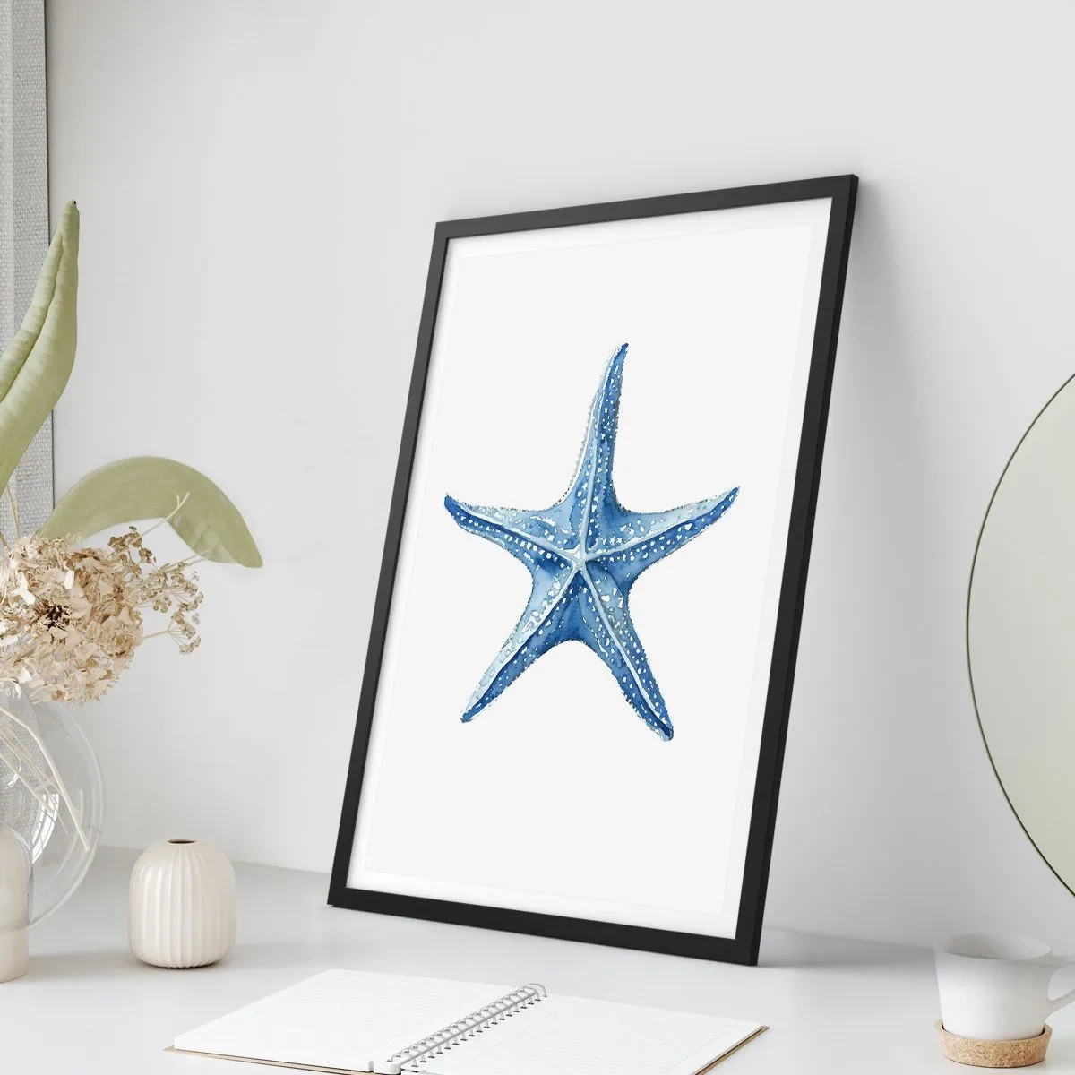 Plakát v černém rámu - Modrá hvězdice na bílém pozadí - 50x70cm - Hvězda moře - Moderní nástěnná dekorace do obývacího pokoje a ložnice ARTTOR