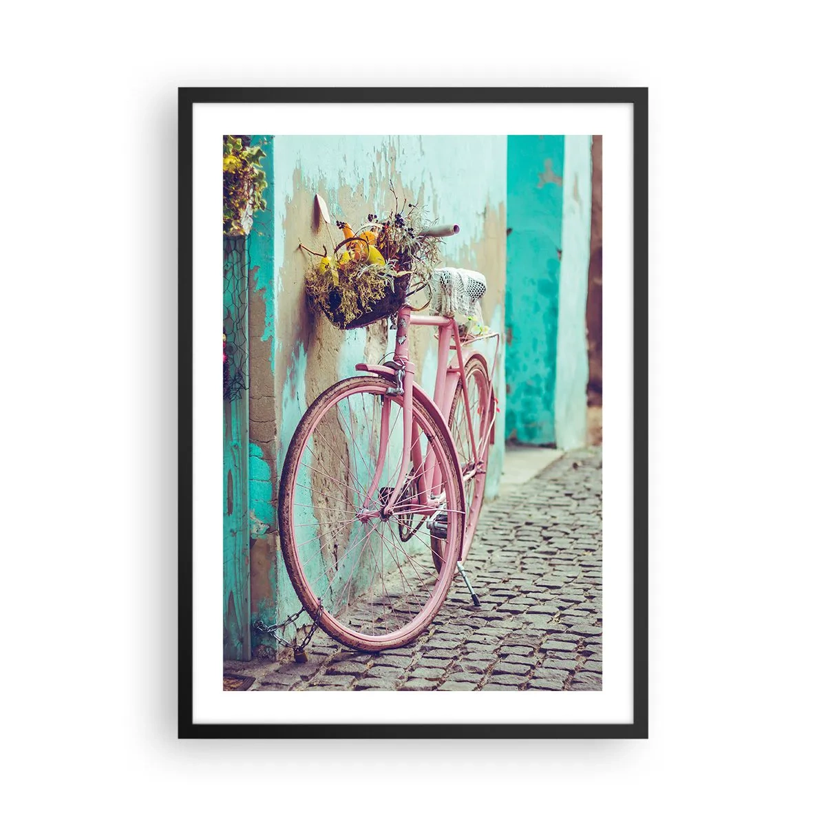 Plakát v černém rámu - Růžové kolo s košíkem na rustikální ulici - 50x70cm - Hned se vrátím - Moderní nástěnná dekorace do obývacího pokoje a ložnice ARTTOR