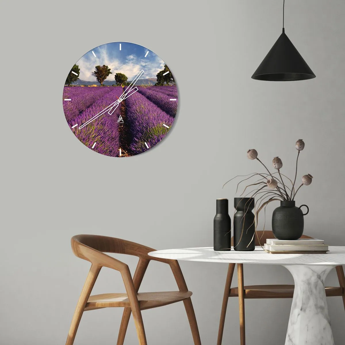 Nástěnné hodiny - Levandulové pole s výhledem na hory - 30x30cm - Levandulová pole - Moderní nástěnná dekorace do obývacího pokoje, kuchyně a ložnice ARTTOR
