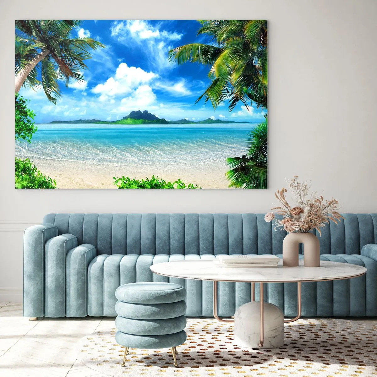Obraz na skle - Tropická pláž s palmami a výhledem na hornatý ostrov - 70x50cm - Modř tropů - Moderní nástěnná dekorace do obývacího pokoje a ložnice ARTTOR