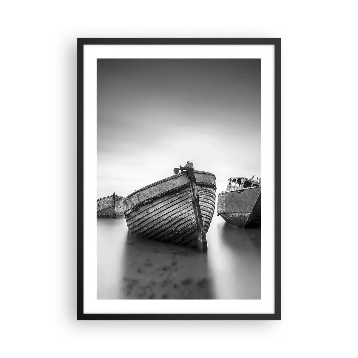 Plakát v černém rámu - Černobílý snímek starých lodí na klidné vodě - 50x70cm - Teď už jen vzpomínky… - Moderní nástěnná dekorace do obývacího pokoje a ložnice ARTTOR