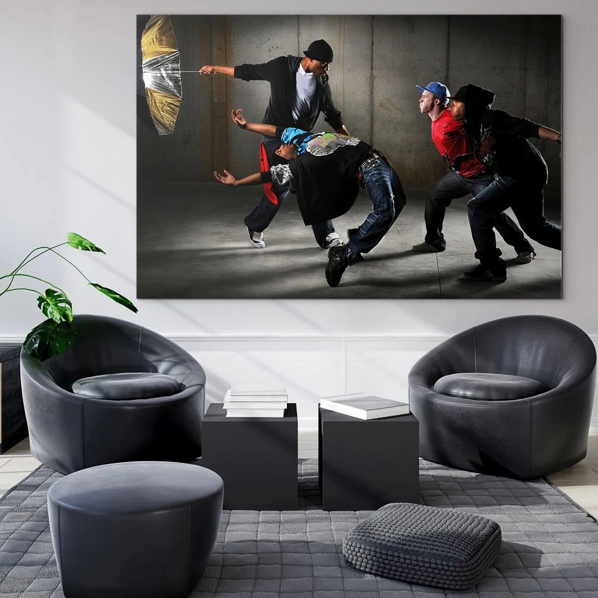 Obraz na skle - Skupina tanečníků v dynamické póze na industriálním pozadí. - 70x50cm - Tančící s pouličním větrem - Moderní nástěnná dekorace do obývacího pokoje a ložnice ARTTOR